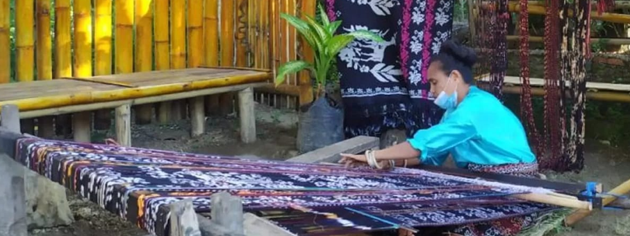 Proses Menenun Kain Tradisional oleh Pengrajin Lokal