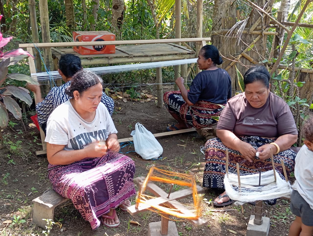 Kegiatan Pembuatan Benang Tenun Tradisional oleh Kelompok Penenun